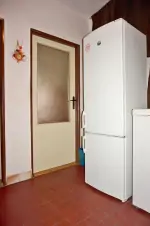 lednička s mrazícm boxem je umístěna v chodbě