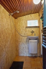 koupelna s ruční sprchou, umyvadlem a WC