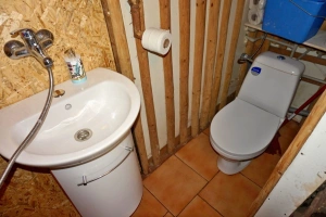 umyvadlo a WC v koupelně