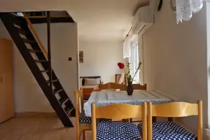 pohled od kuchyně na schody do podkroví a k obytnému pokoji