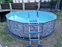 nově je na zahradě k dispozici bazén