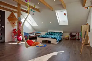 ložnice s dvojlůžkem, postelí pro dítě do 12 let a hračkami