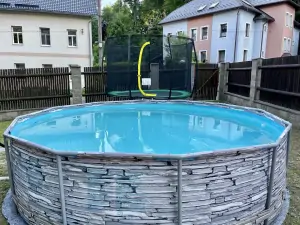 nově je na zahradě k dispozici bazén