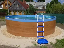 v létě je na zahradě k dispozici nadzemní bazén