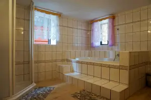 chalupa Šluknov - část č. 2 - koupelna s vanou, sprchovým koutem, umyvadlem, WC a pračkou