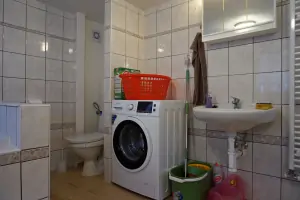 chalupa Šluknov - část č. 2 - umyvadlo, WC a pračka v koupelně