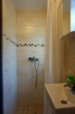 chalupa Šluknov - část č. 1 - koupelna se sprchovým koutem, umyvadlem a WC