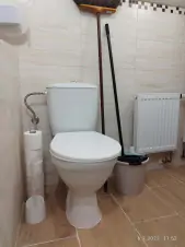 chalupa Šluknov - část č. 3 - koupelna se sprchovým koutem, umyvadlem a WC