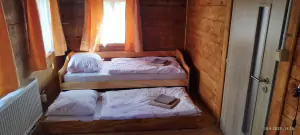 chalupa Šluknov - část č. 2 - ložnice se 2 lůžky vedle sebe a rozkládací postelí pro 2 osoby