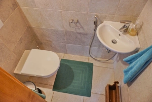 samostatné WC s umyvadlem