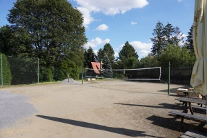 soukromá oplocená plocha vhodná pro míčové hry