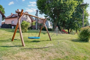 veřejné dětské hřiště vzdálené cca 20 m od chalupy
