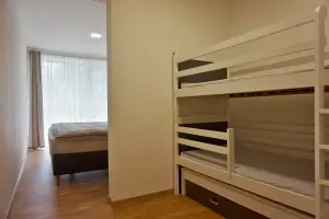 ložnice s dvojlůžkem a patrovou postelí 
