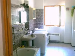 koupelna v přízemí je vybavena vanou, umyvadlem a pračkou