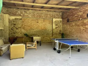 v bývalé stodole byla vybudována otevřená herna se stolním tenisem a stolním fotbálkem