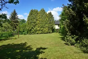 ve spodní části zahrady se nachází travnatá plocha vhodná pro míčové hry (badminton)