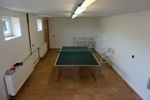 sportovní místnost se stolním tenisem v sutrerénu chalupy