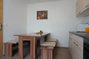stůl a 2 lavice v kuchyni