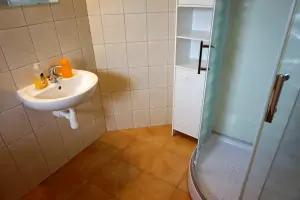 koupelna u ložnice s dvojlůžkem a lůžkem