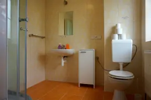 koupelna  u ložnice s dvojlůžkem a lůžkem v prvním patře