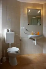 koupelna u ložnice s dvojlůžkem v prvním patře