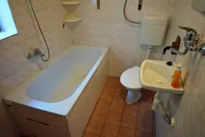 koupelna s vanou, umyvadlem a WC