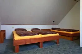 podkrovní ložnice s dvojlůžkem a 2 lůžky