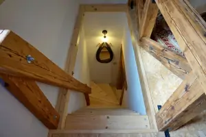 příkré schody do podkrovní ložnice