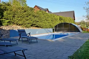 na zahradě je k dispozici zapuštěný bazén (8 x 4 x 1,5 m)