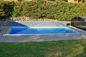 zapuštěný bazén (8 x 4 x 1,5 m) s odsuvným zastřešením
