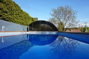 zapuštěný bazén (8 x 4 x 1,5 m) s odsuvným zastřešením