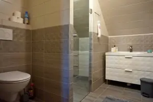 koupelna se sprchovým koutem, umyvadlem a WC č. 1