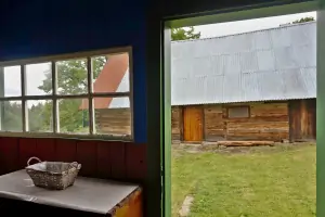 sprchový kout a WC se nenachází v chalupě, ale je umístěno ve stodole naproti chalupy