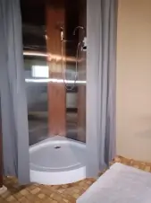sprchový kout (provizorní koupelna) ve stodole