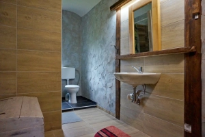 koupelna se sprchovým koutem, umyvadlem a WC