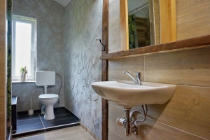 koupelna se sprchovým koutem, umyvadlem a WC