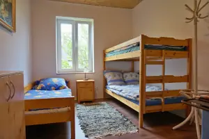 ložnice s lůžkem a patrovou postelí