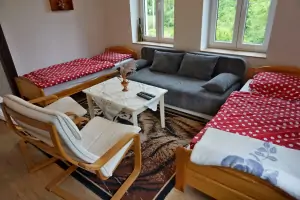 obytná ložnice se sedacím koutem (2 křesla, rozkládací gauč pro 1 osobu), 2 lůžky a TV