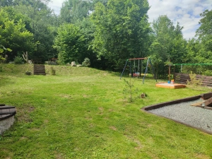 na zahradě se nachází také houpačky a pískoviště pro děti