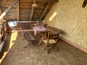 podkrovní terasa s venkovním posezením 