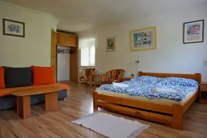 ložnice č. 3 - s dvojlůžkem, rozkládacím gaučem (1,5 lůžka) pro 2 osoby, TV a koupelnou