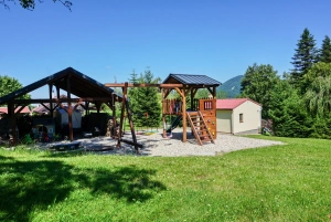 dětské hřiště nad chatou je ve sdíleném užívání pro všechny v chatové osadě