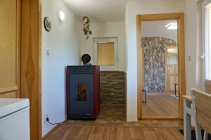 krbová kamna na pelety v kuchyni