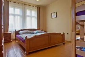 průchozí ložnice s dvojlůžkem a patrovou postelí v podkroví