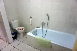 WC a vana v koupelně