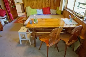 stůl a dvojlůžko v obytném pokoji