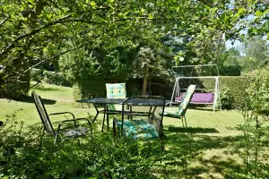 zahradní nábytek a houpací lavice