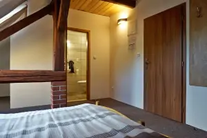 podkroví - ložnice s dvojlůžkem a koupelnou