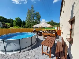 terasa s bazénem, venkovním posezením a zahradním krbem