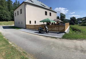 k chalupě náleží oplocený pozemek, jehož větší část tvoří velká terasa